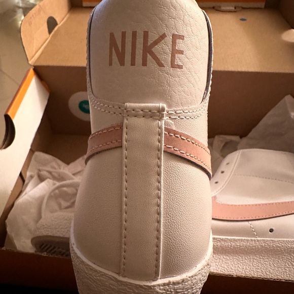 WOMEN'S NIKE BLAZER MID '77 CASUAL SHOES - Picture 4 of 7